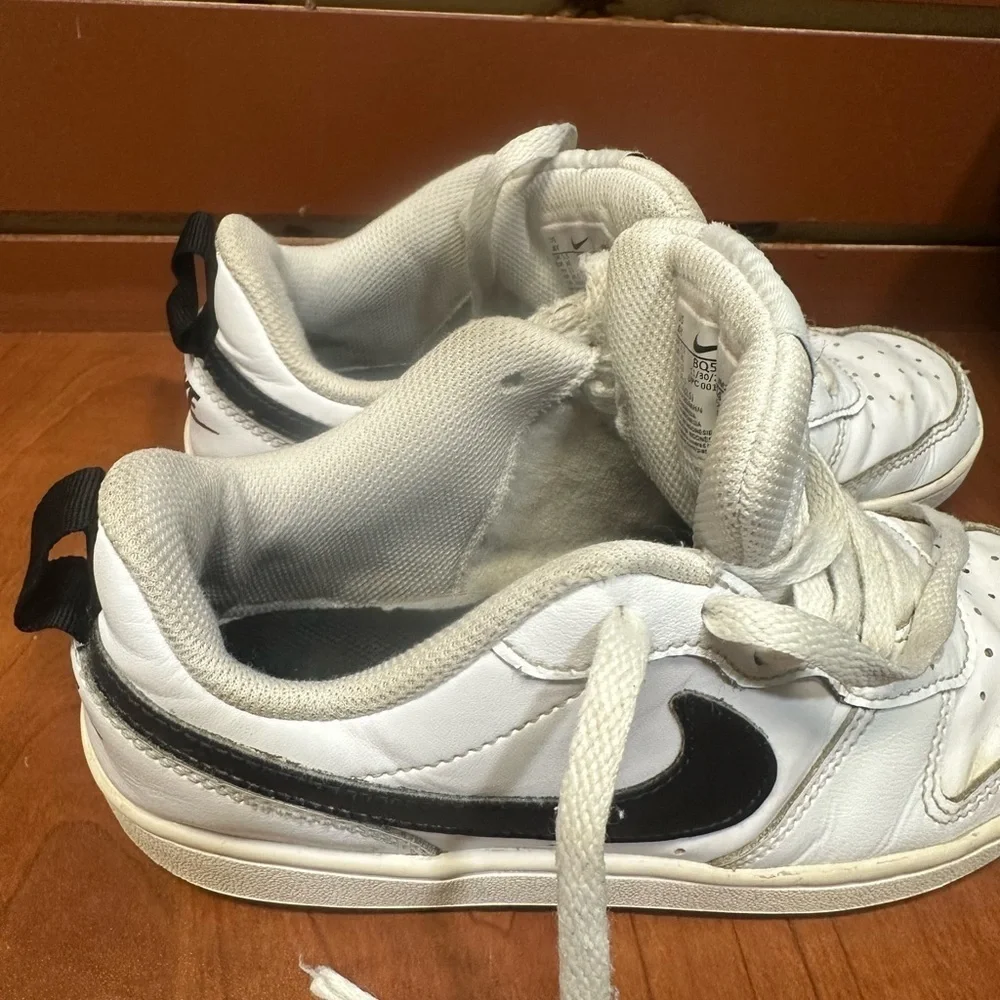 Nike White Classic Sneakers Low-Top Minimalist Design